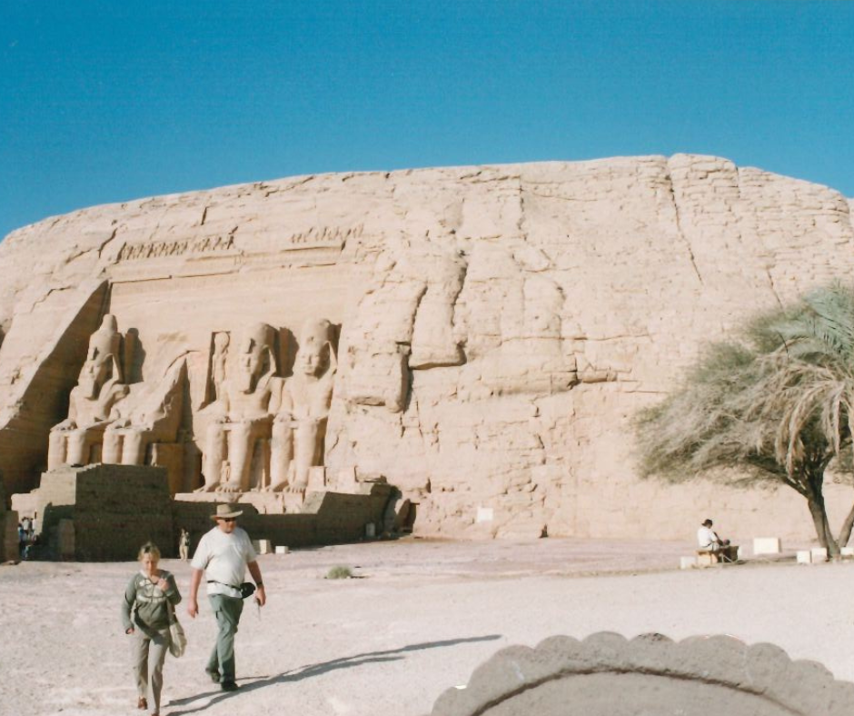 The sand, heat and beauty at the temple The heat of the desert