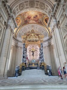 To emphasize the beauty of Paris' art and architecture Art and Architecture